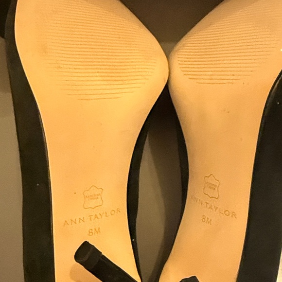 NIB Ann Taylor Mila Black Leather Suede Heels with Floral Detail - Picture 6 of 10